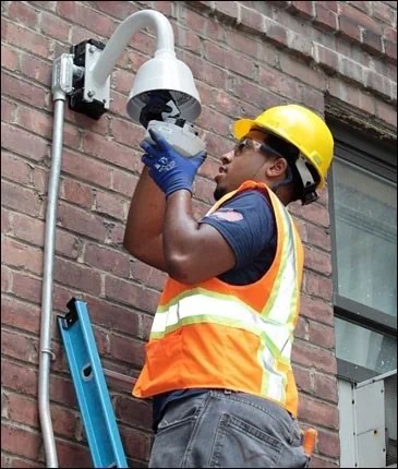 מתקין מצלמות במרכז